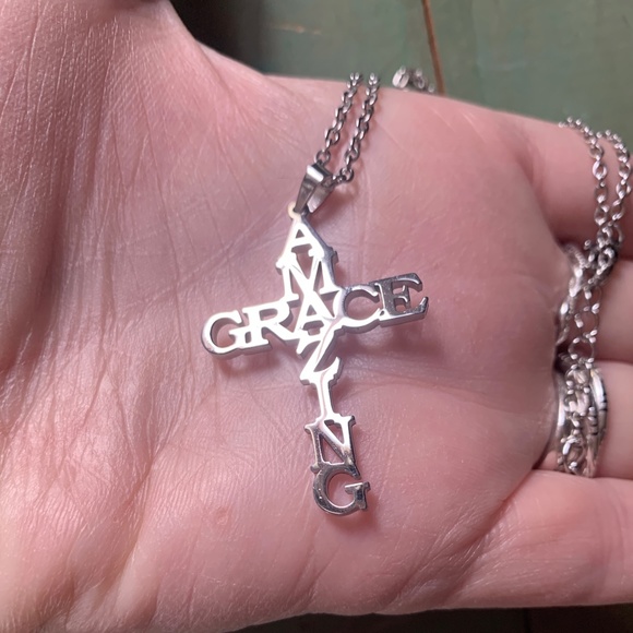✝️✝️ AMAZING GRACE Silver Tone Cross Necklace - NWOT ✝️✝️ - Picture 1 of 4